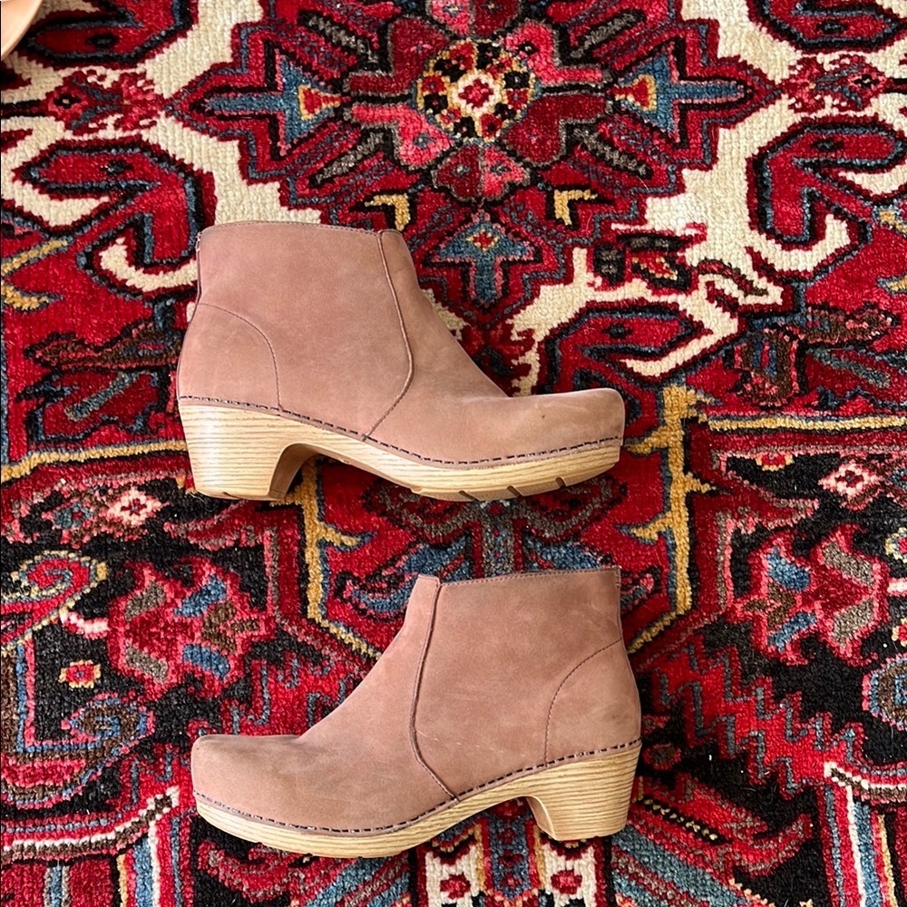 Dansko size 40 Maria Boot